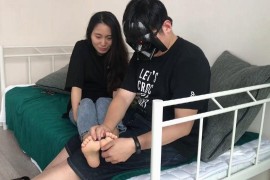 黑衣牛仔裤女生 - C217