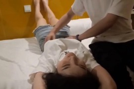 白衣美女挠脚心上 - C581