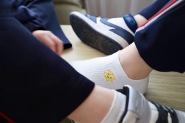 美女白袜嗅裸足 - G223