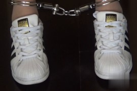 丝袜美足镣铐行走